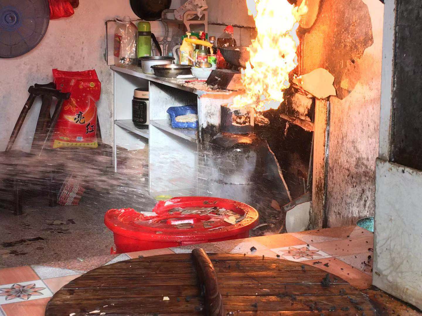 惊险!厨房液化气罐着火 消防紧急排险